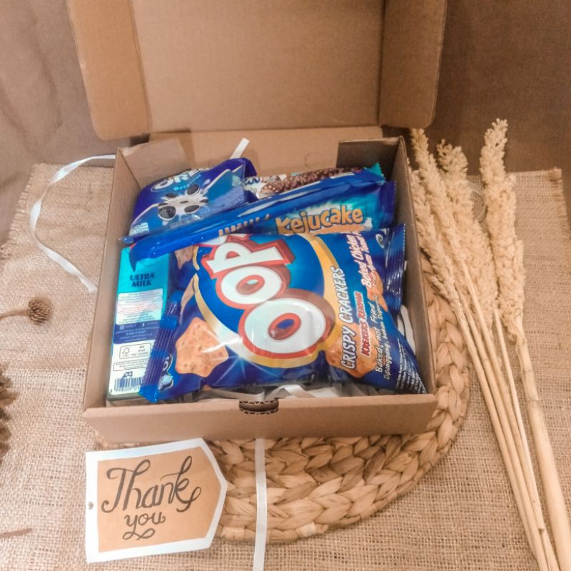 

TERMURAH!!! Snack box bisa request tulisan dan foto