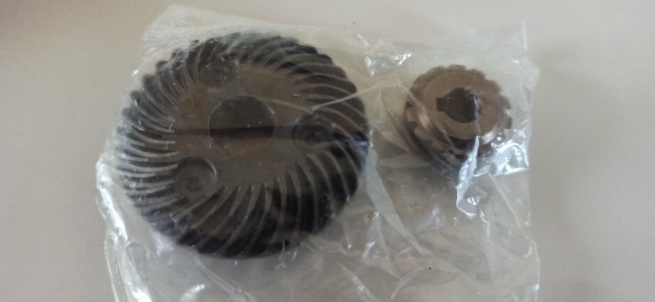 Gear Gigi Nanas Gerinda Maktec Mt954