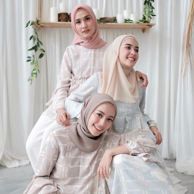 Belle Dress Wearing Klamby