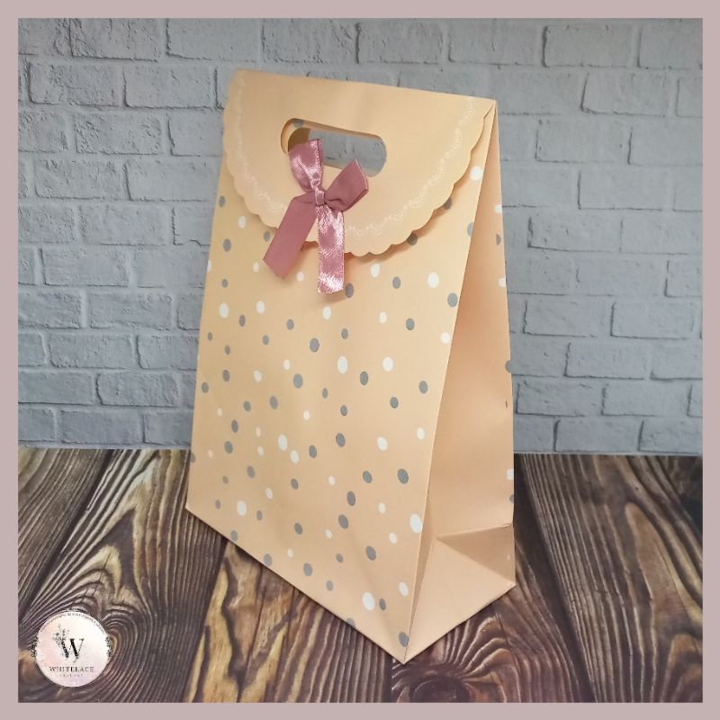 

Paper Bag Kado Model Tutup Pita Ukuran Sedang (Size M) Warna Cream Motif Polkadot Tas Jinjing Kertas Hadiah Premium