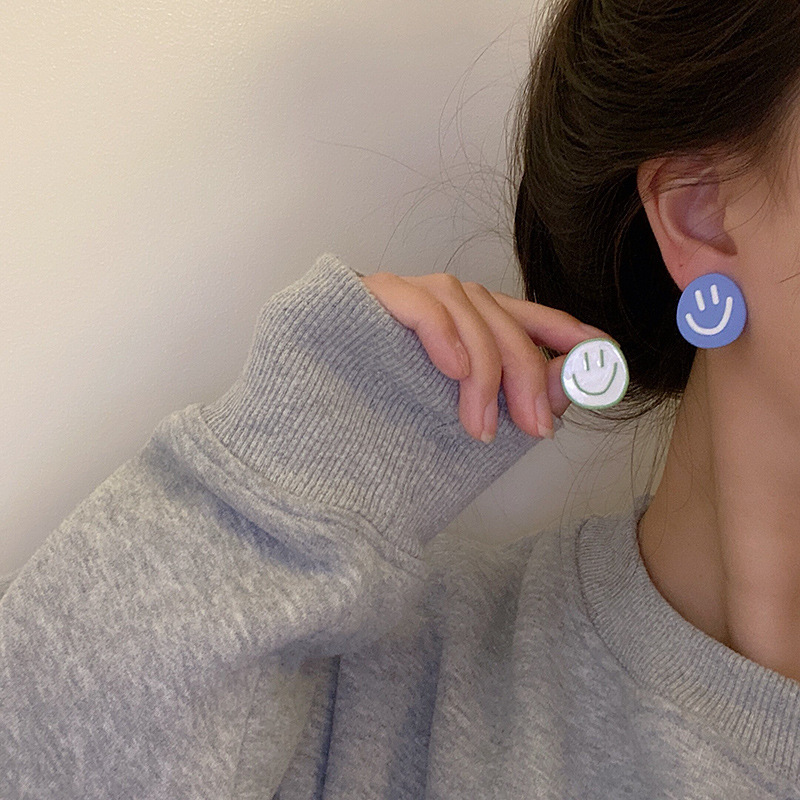 Anting Silver Needle Bentuk Kartun Wajah Senyum Asimetris Gaya retro Untuk Wanita