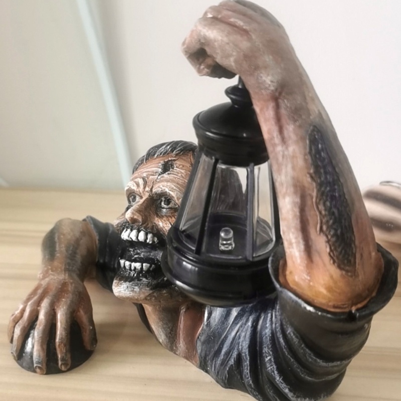 Patung Zombie Hideous Bahan Resin Dengan Lampu Lentera Untuk Dekorasi Pesta Halloween