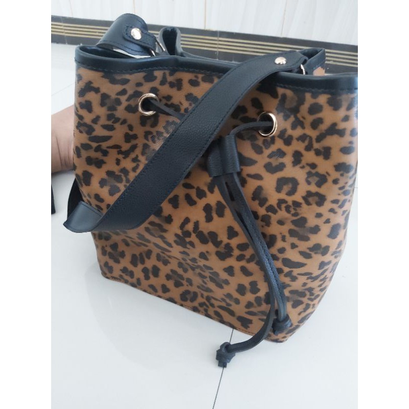 tas kulit macan