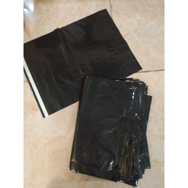 

Plastik Polymailer Package Wrap Hitam Satuan Ready (30x37cm)
