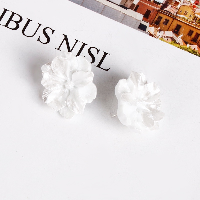 Anting Stud silver needle 925 Bentuk Bunga Putih Aksen Mutiara Imitasi Gaya Korea Untuk Wanita