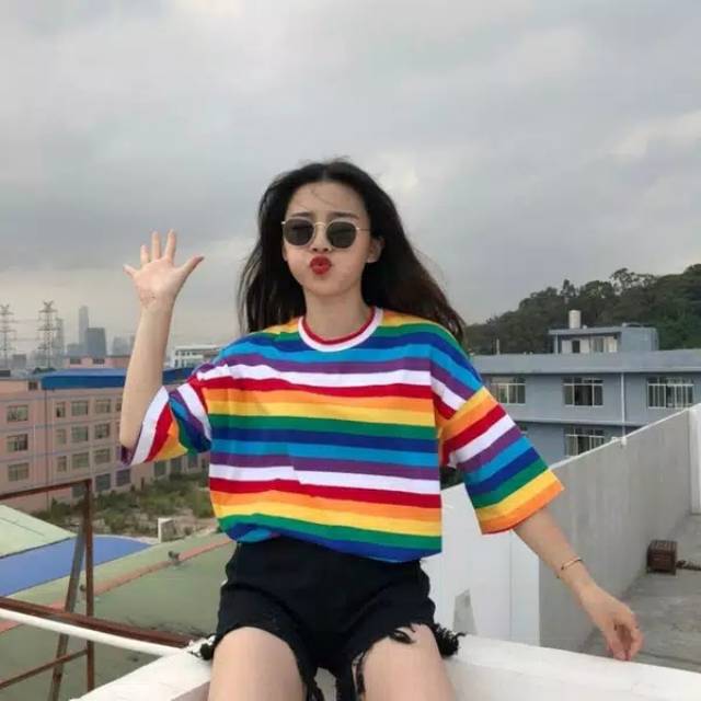 Fourfashion KAOS BAHAN TEBAL  T-SHIRT O-NECK MOTIF GARIS PELANGI SWEET RAINBOW