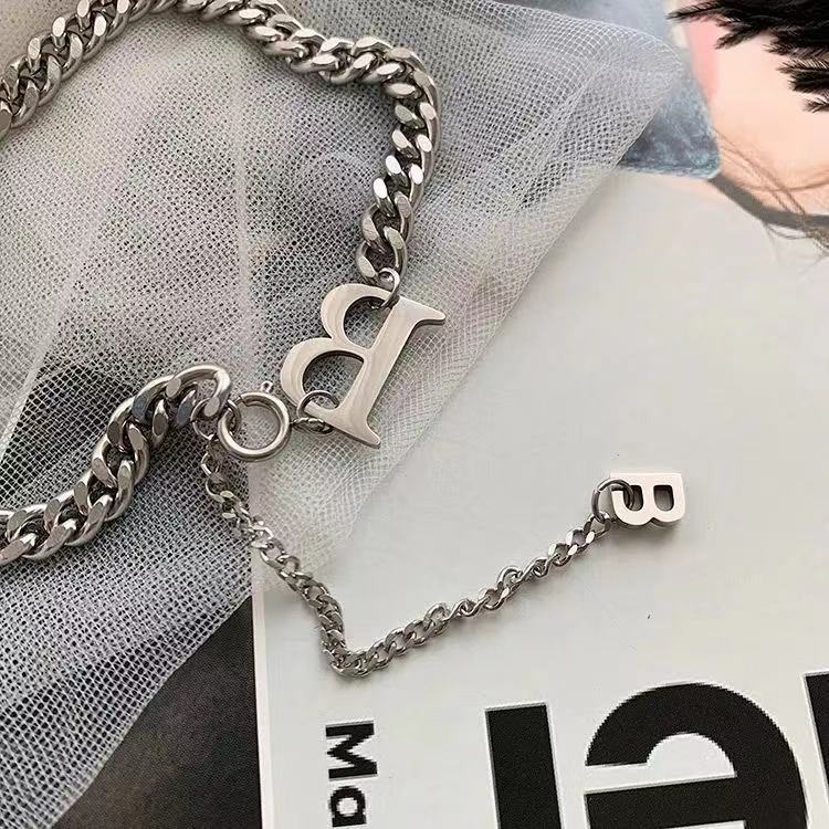 Kalung Desain Huruf B Bahan titanium steel