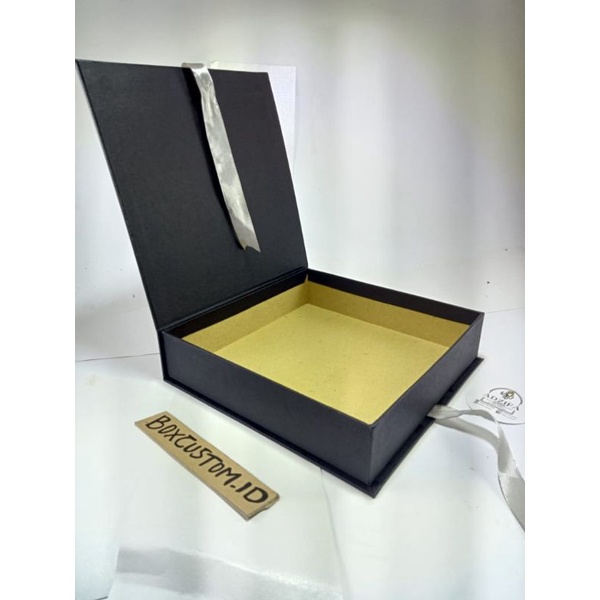 

Black Flip Gift Box (23x23x5) Free Pita