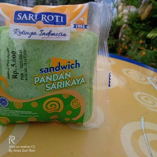 

Sandwich Sari Roti pandan srikaya