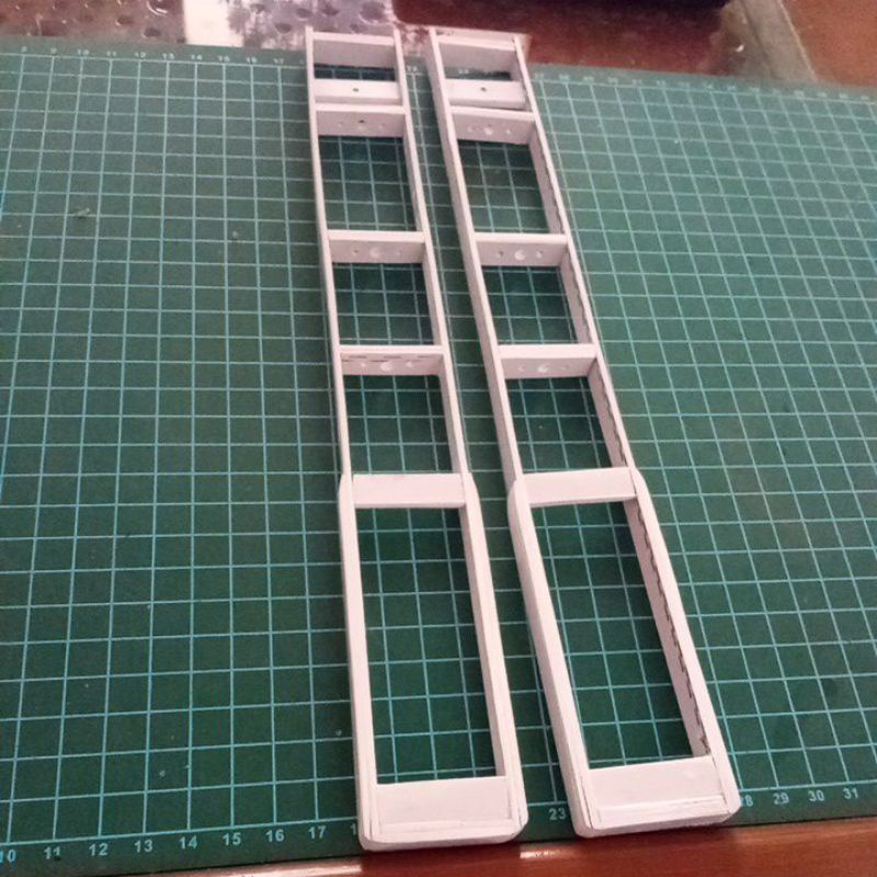 Casis miniatur Truk plastik skala 20