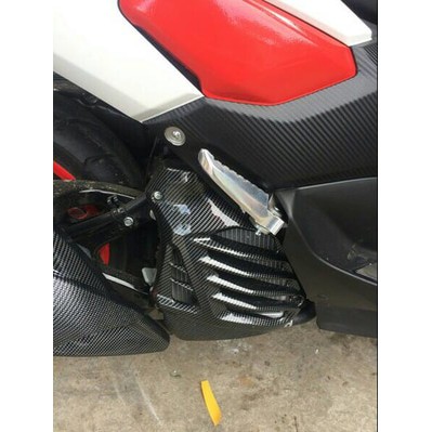 Variasi Cover Tutup Radiator Motor Yamaha N-MAX Hitam Carbon.