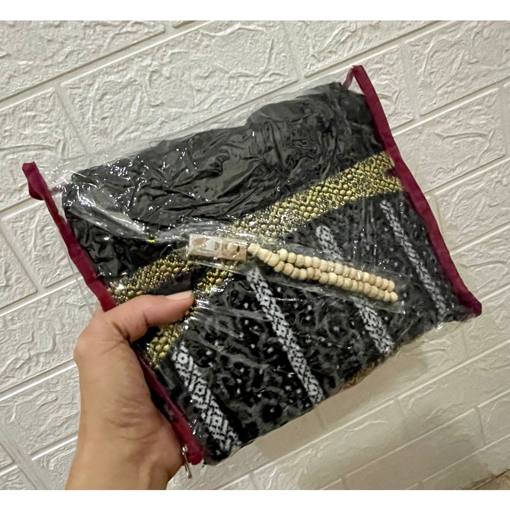 Sajadah Black Edition Turkey Tebal Lembut dengan Tasbih Souvenir Kado tas dompet