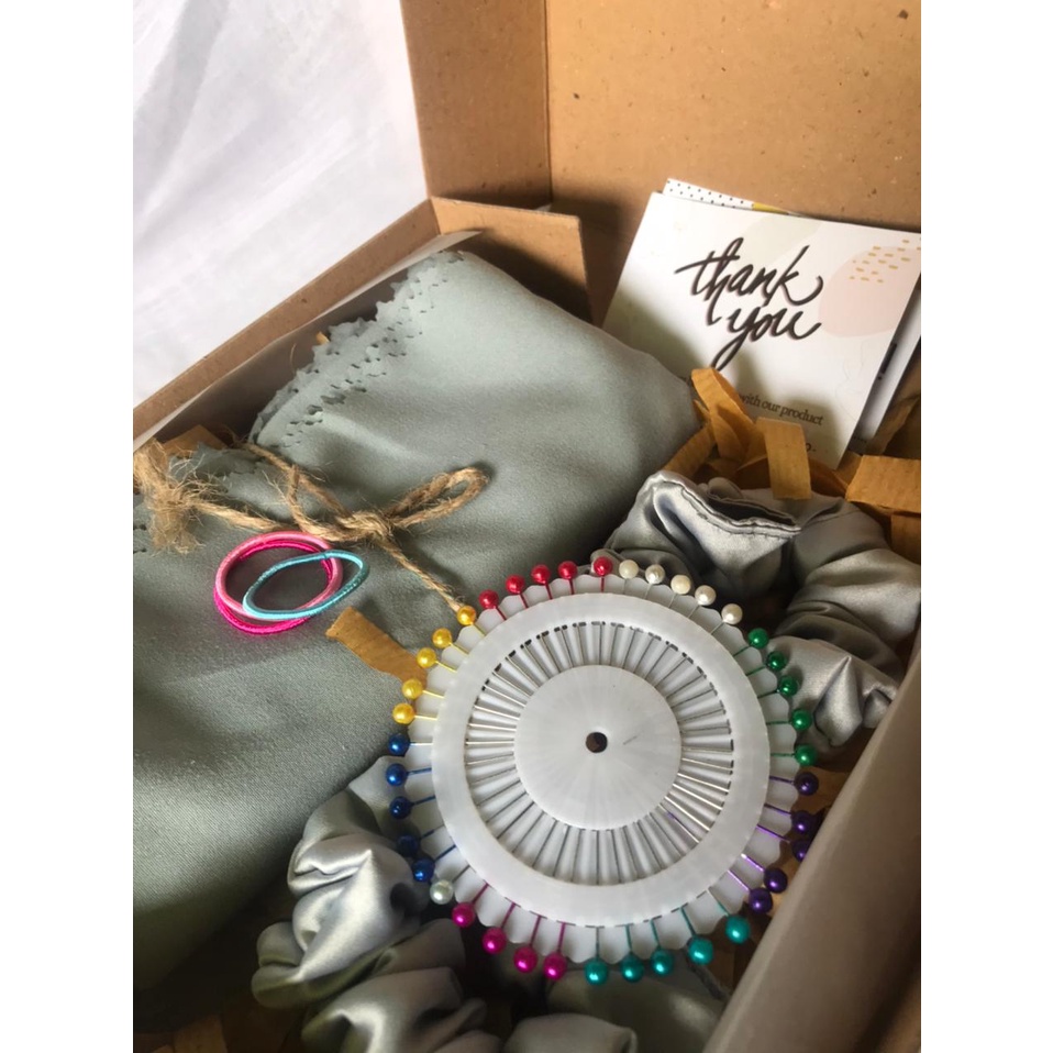 

HAMPERS HIJAB / GIFTBOX HIJAB