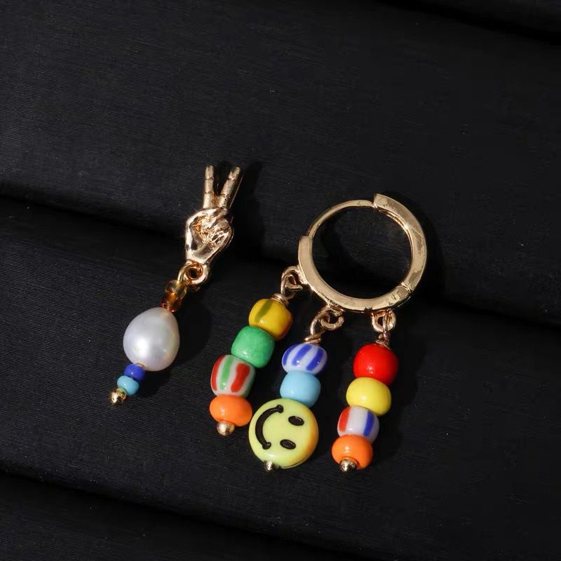 Anting Stud Manik-Manik Smiley Asimetris Bahan Metal Gaya Korea Untuk Perempuan