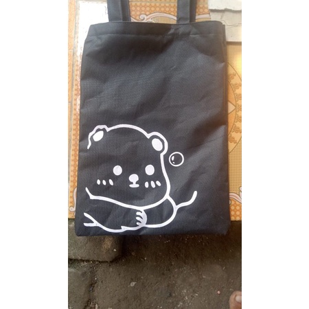 TOTEBAG  HITAM RESLETING BERUANG SPOUNBOND