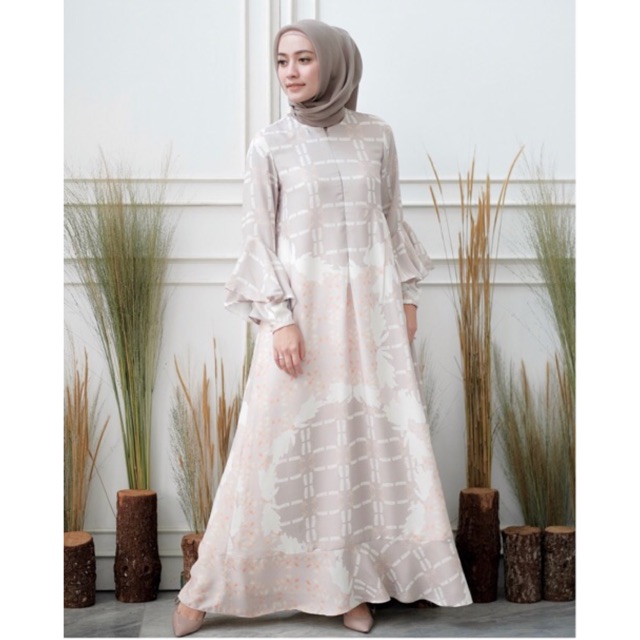 Belle dress wearing klamby