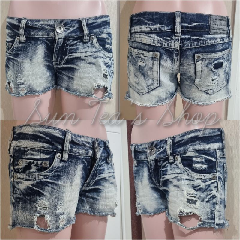 THE VINTAGE STANDARD Blue denim acid wash hipster ripped jeans shorts.