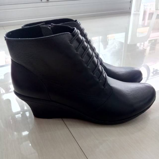 Vega / Sepatu Kulit / Boots Wanita