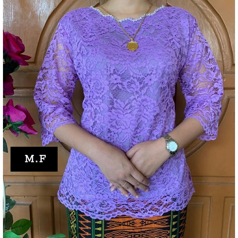 Blouse renda kombinasi payet permata