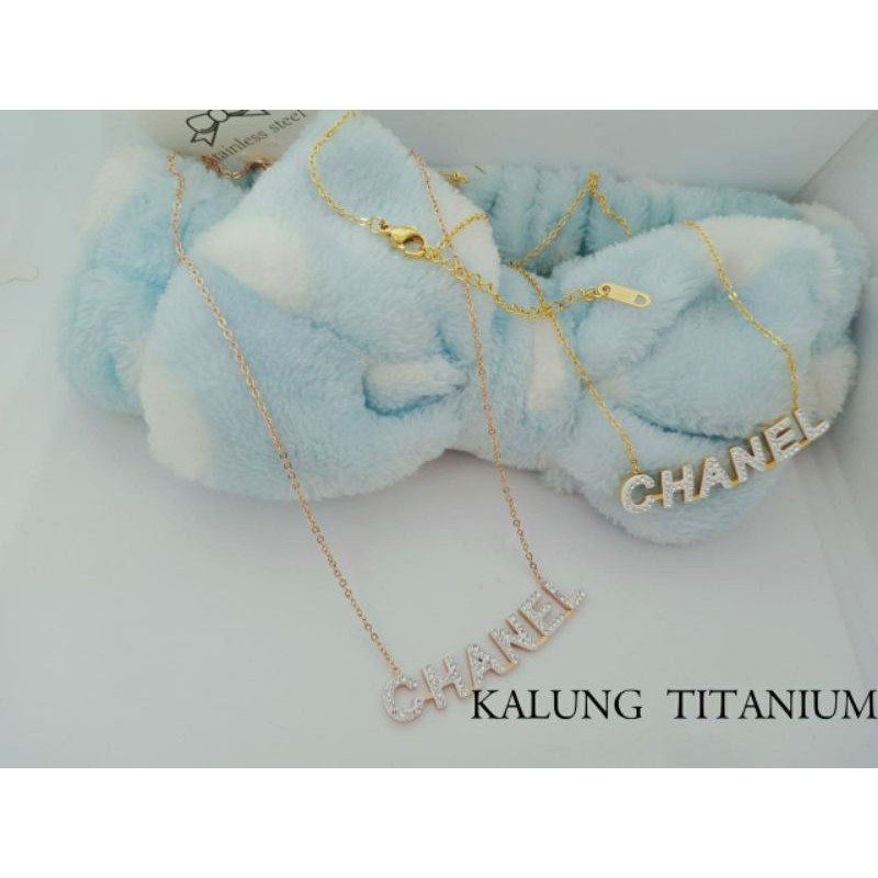 Fourfashion Kalung Titanium Dewasa Motif Tulisan Chenel Permata S138