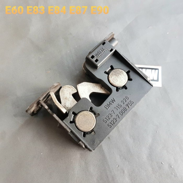 Lock kap mesin BMW E60 E83 E84 E87 E90 {Part by BMW Speciall Part}