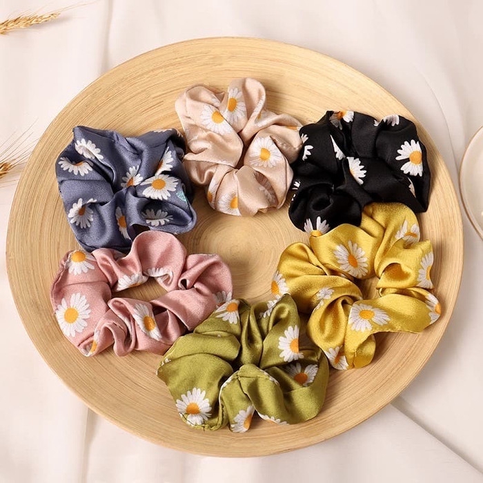 Ikat rambut kerut scrunchie motif daisy