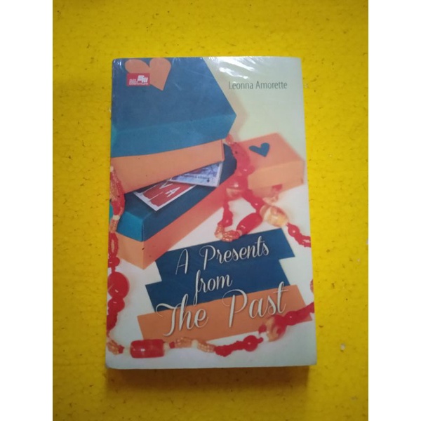 [Elex Media Komputindo] Buku Novel : A Present From The Past - Leonna Amorette