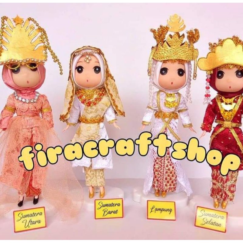 Boneka baju adat