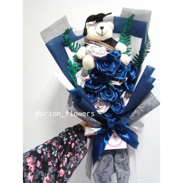 bunga wisuda/ boneka pelaut/ boneka toga /buket bunga tentara/bunga tentara/buket hadiah wisuda/buck