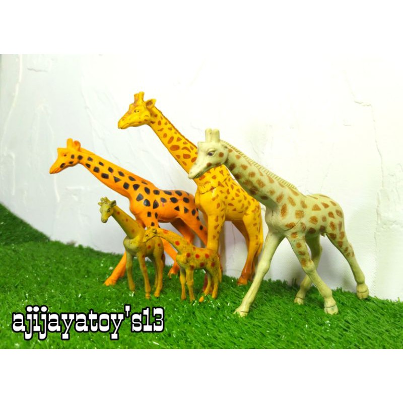 satu set mainan anak hewan jerapah