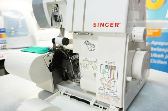 SINGER 14SH754 Mesin Obras dan Neci Portable