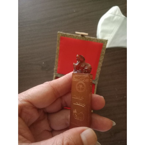 stempel batu giok merah