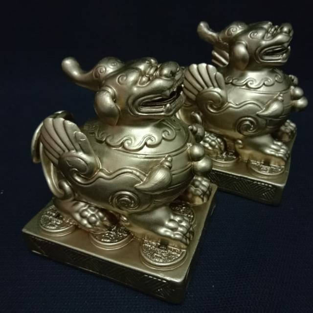 Patung antik singa penjaga komainu