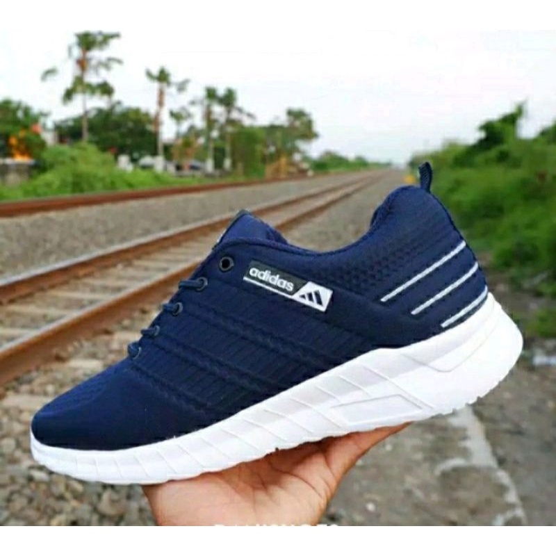 sepatu olahraga adidas