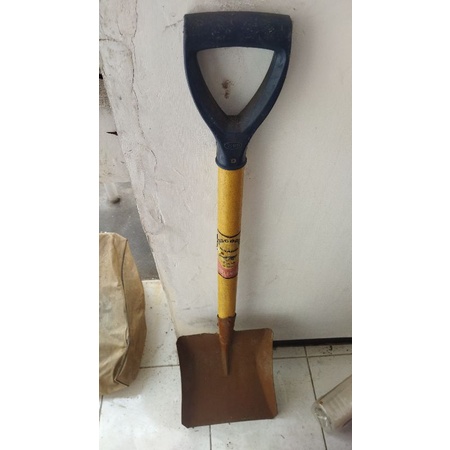 sekop pasir crocodile