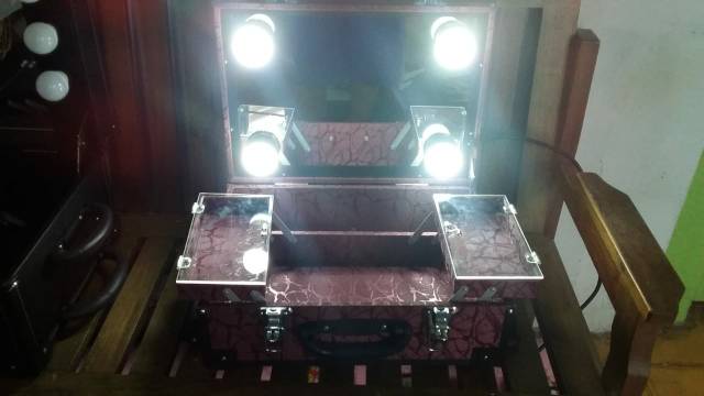 BEUATYCASE/KOPER MAKE UP 4 LAMPU TUTUP AKRILIK