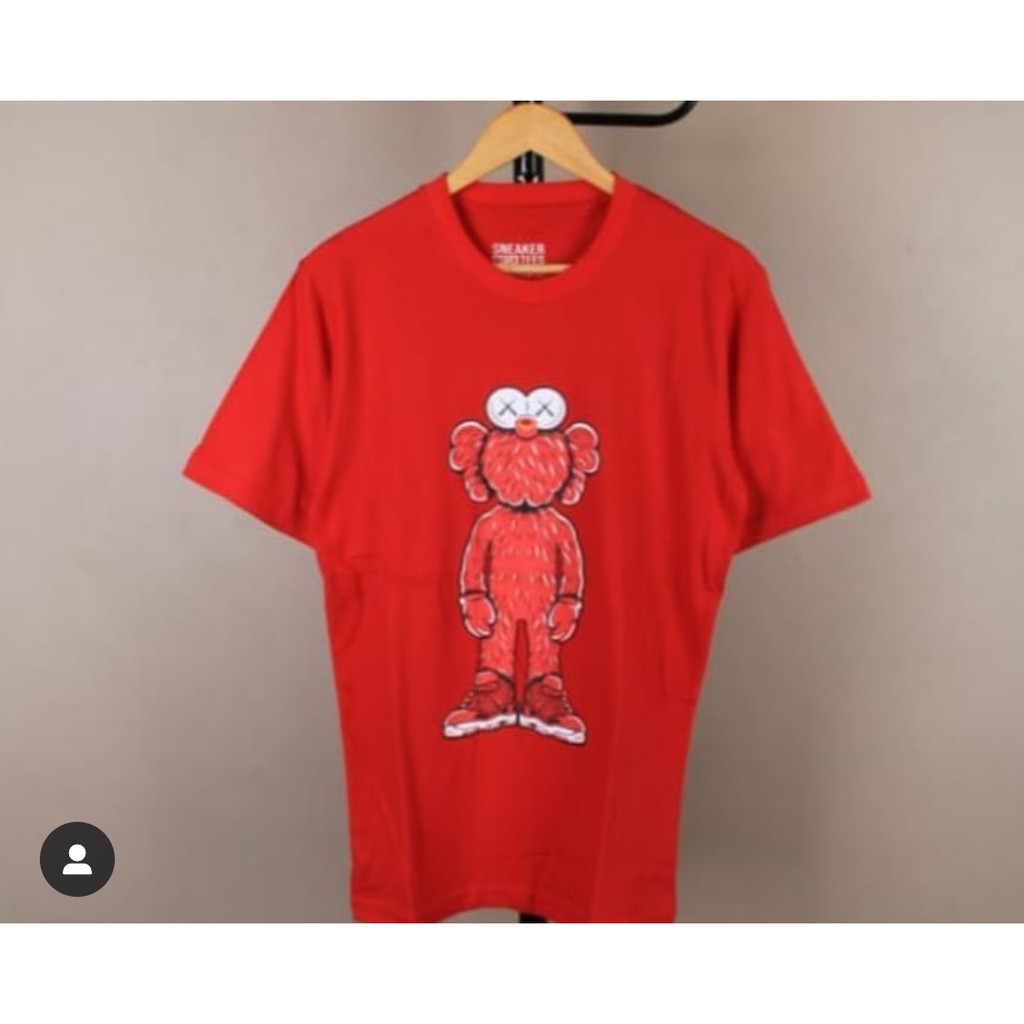 KAOS COMBED 30S SESAME STREET MERAH X UNIQLO X KAWS BAJU TSHIRT