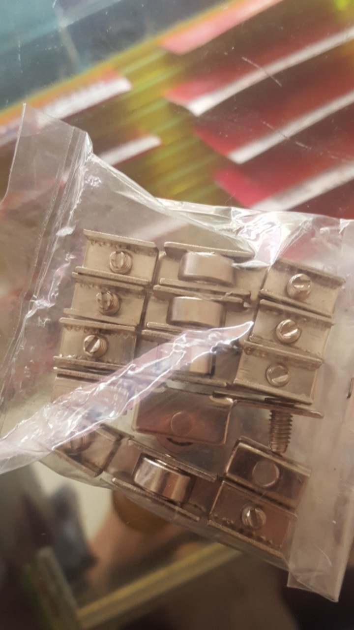 Roda Rel Kaca Etalase