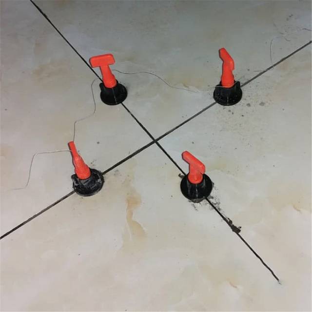 Tile leveling untuk meratakan pemasangan keramik granitq