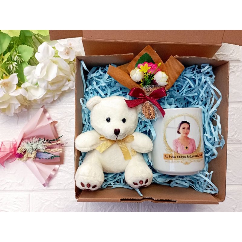 Hampers Kado Wisuda Graduation Mug Boneka Premium