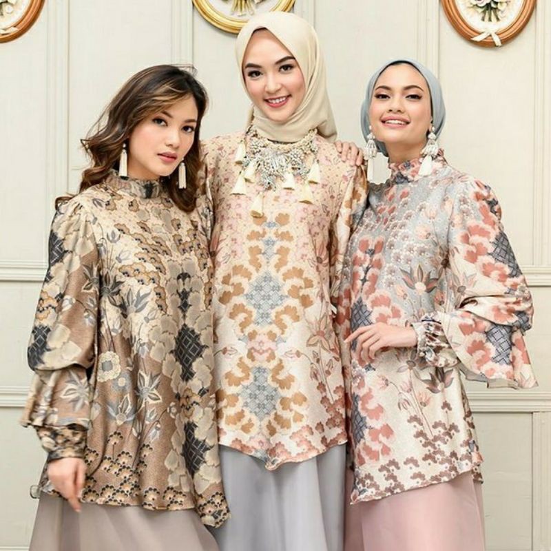 Emily blouse wearing klamby