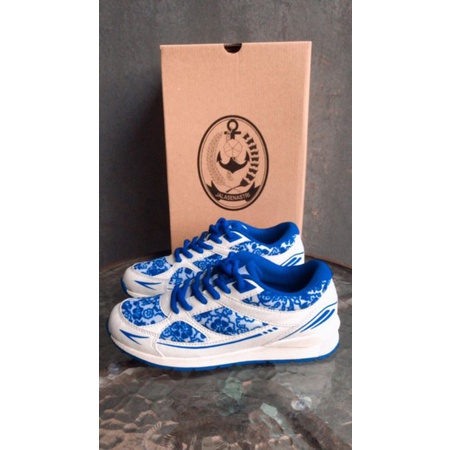 sepatu olahraga Jalasenastri