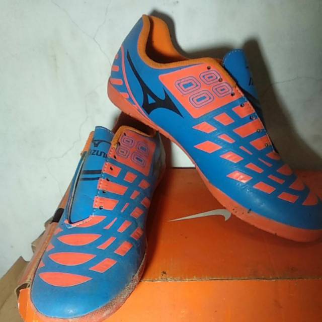 Spatu futsal mizuno
