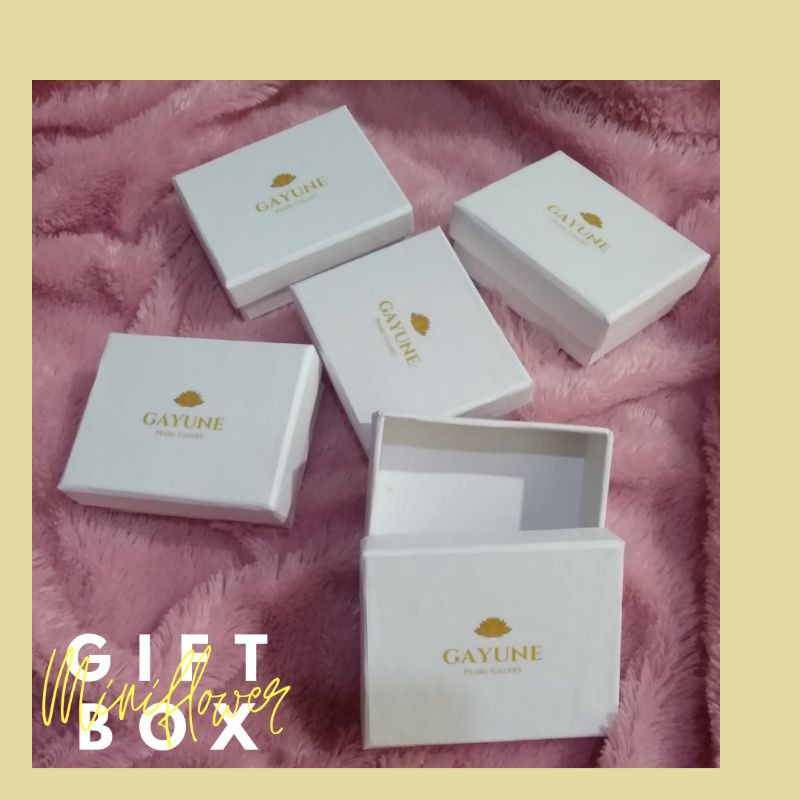 

Hardbox Perhiasan dan Emas Ukuran 9x7x3 cm free cetak LOGO