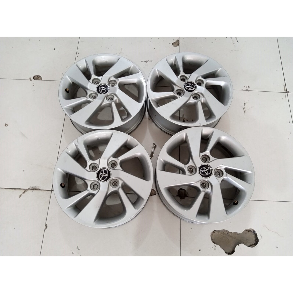 PELEK BEKAS COPOTAN MOBIL AVANZA RING 14 LEBAR 5 PCD 4X114,3 ET 50 WARNA SILVER