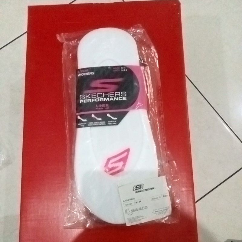 kaos kaki Skechers performance liner