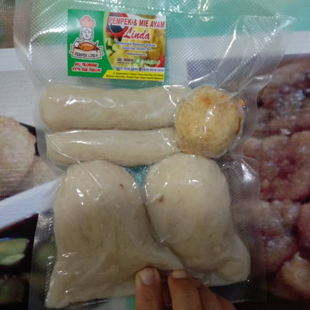 

Pempek campur frozen+cuko 100% dijamin enak dan asli ikan tenggiri