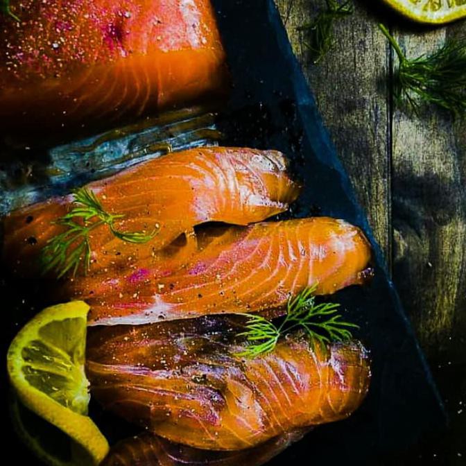 Ingin membuat menu praktis namun tetap sehat di hari Natal? Yuk intip resep ikan salmon panggang berikut ini