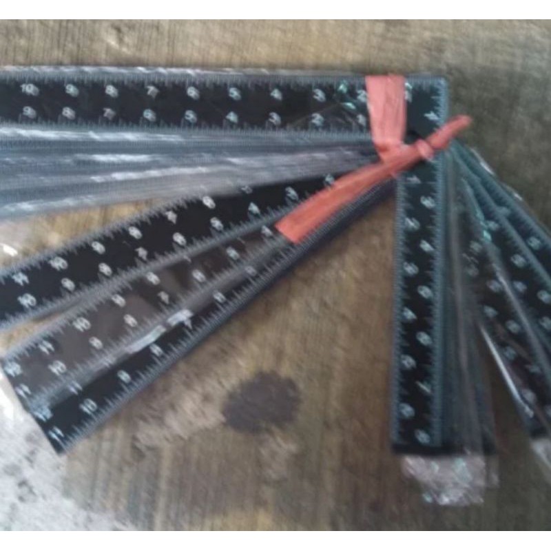 

PROMO Penggaris Siku Hitam Hand Tools 300 x 200 x 2.0 mm