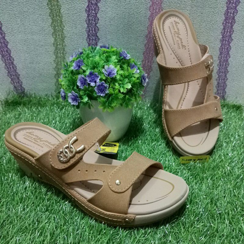 Homyped sandala wedges wanita